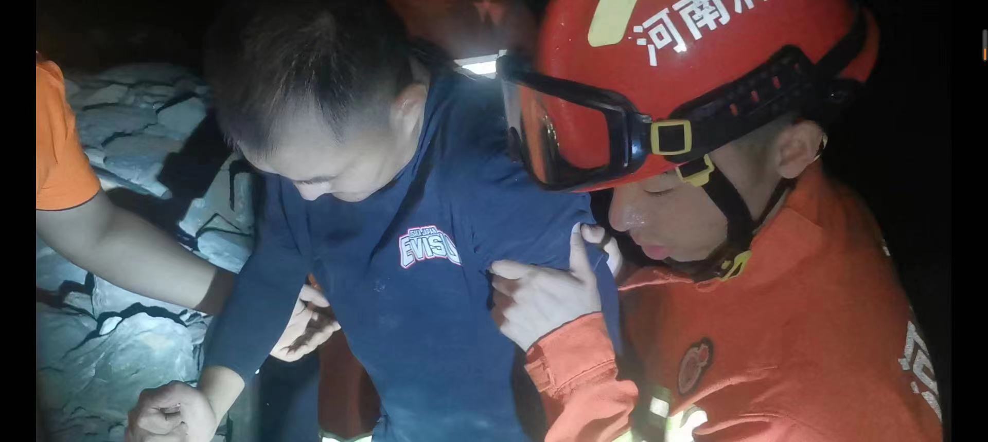 河南郑州：游客“野线”探险被困深山 巩义消防连夜搜救